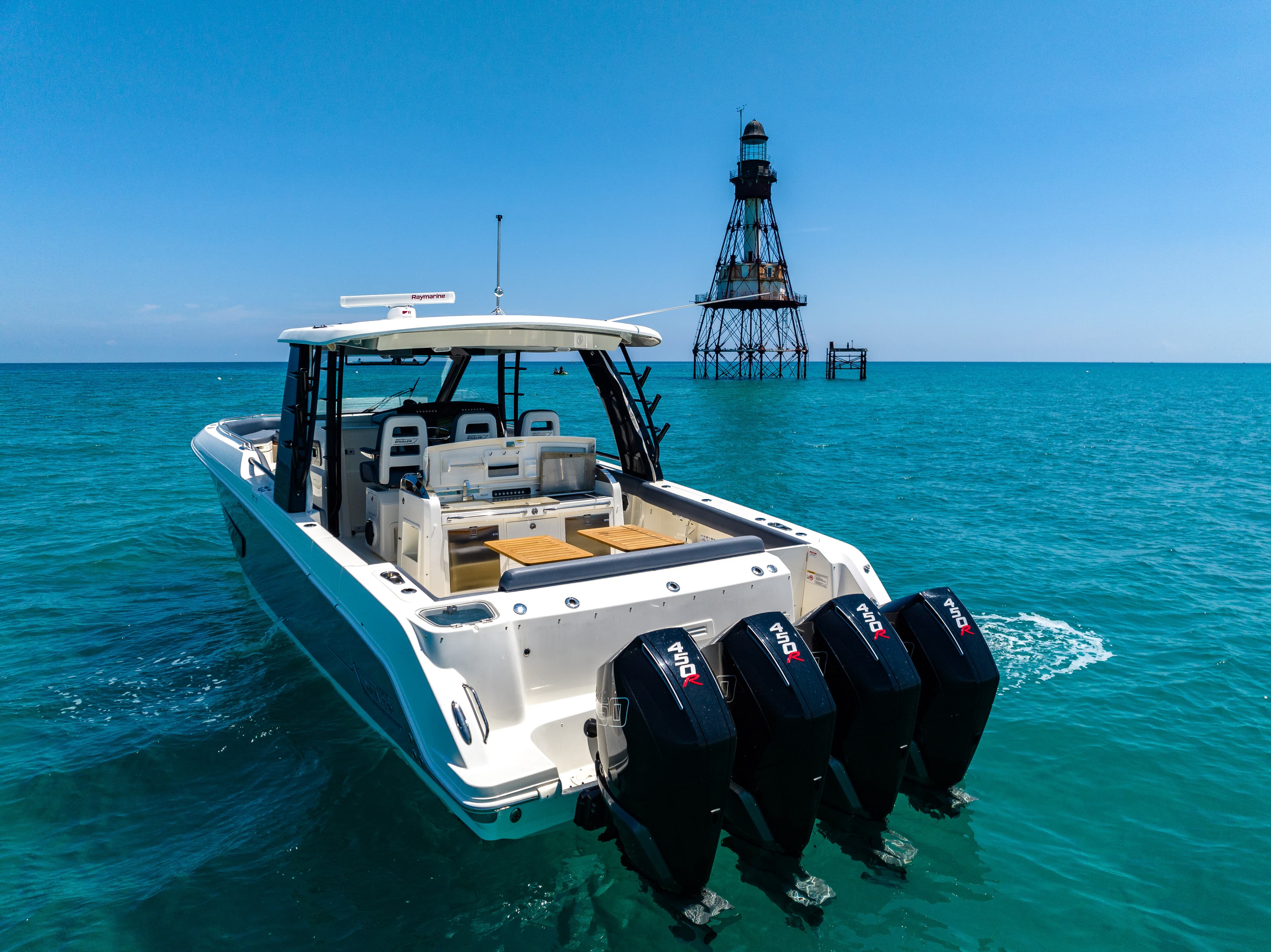 Boston Whaler 420 Outrage 1800 HP photo 1